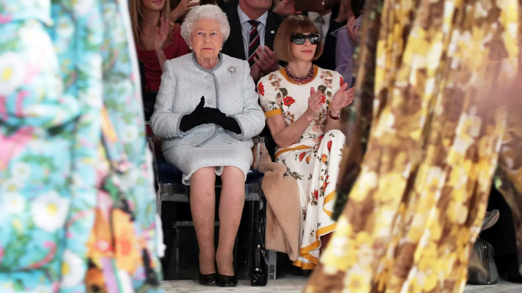 Queen Elizabeth sitting next to Anna Wintour in the front row of 2018 London Fashion Week Queen Elizabeth sitting next to Anna Wintour in the front row of 2018 London Fashion Week