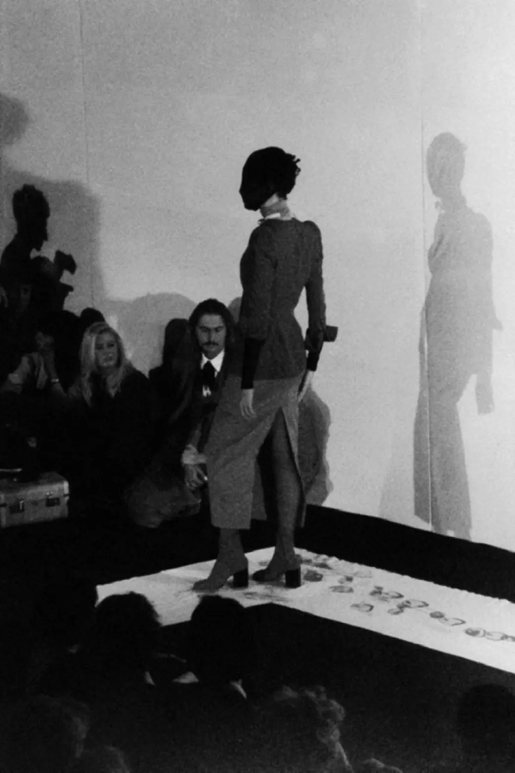 The models wore white Tabi boots dipped in red paint, leaving split-toe footprints on the runway during Margiela's 1988 Paris debut The models wore white Tabi boots dipped in red paint, leaving split-toe footprints on the runway during Margiela's 1988 Paris debut