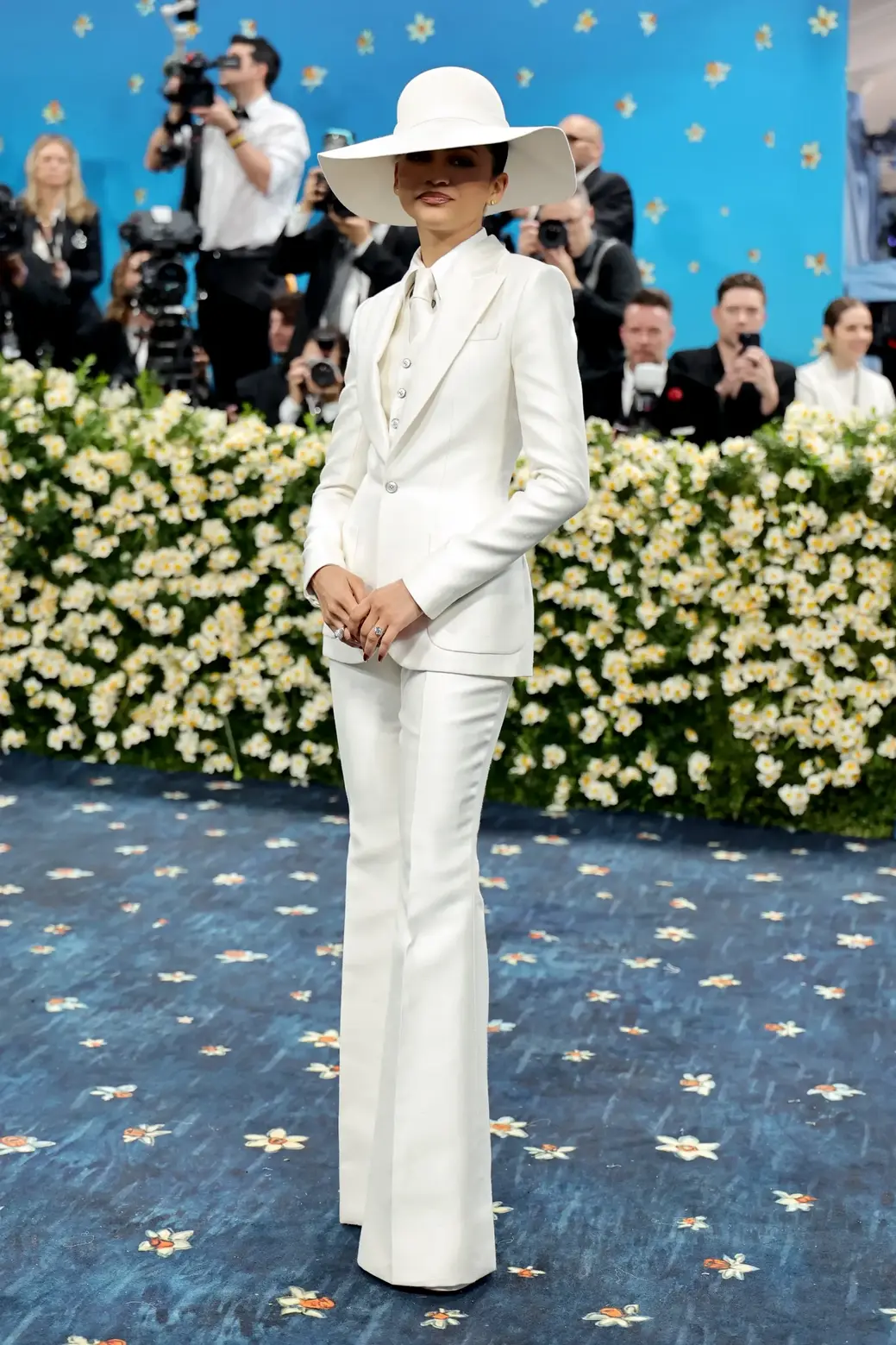 Zendaya attended the 2025 Met Gala in a fitted ivory suit from Louis Vuitton Zendaya attended the 2025 Met Gala in a fitted ivory suit from Louis Vuitton