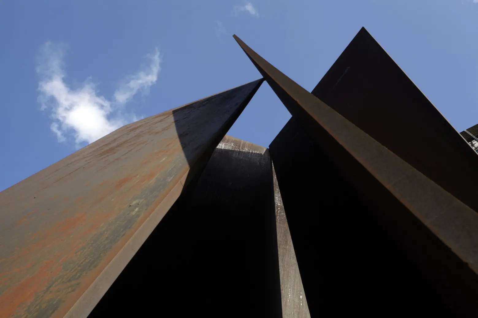View from the inside of Serra's "London’s Fulcrum", 1987 View from the inside of Serra's "London’s Fulcrum", 1987