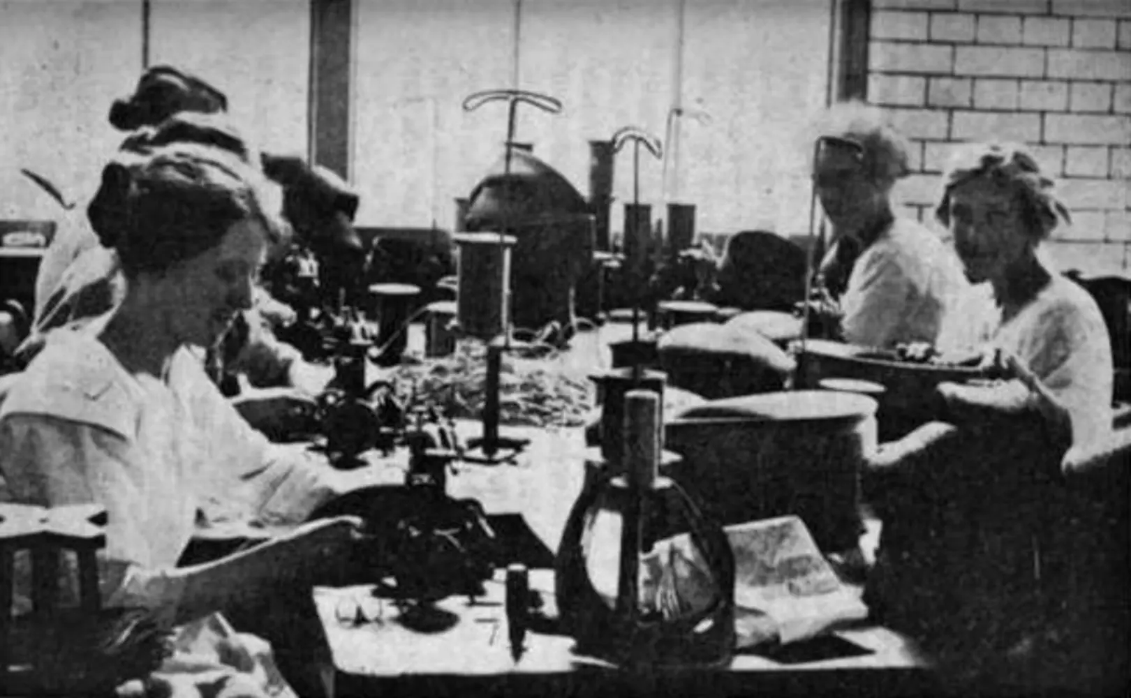 Florentine women making Cappello di Paglia in factories Florentine women making Cappello di Paglia in factories