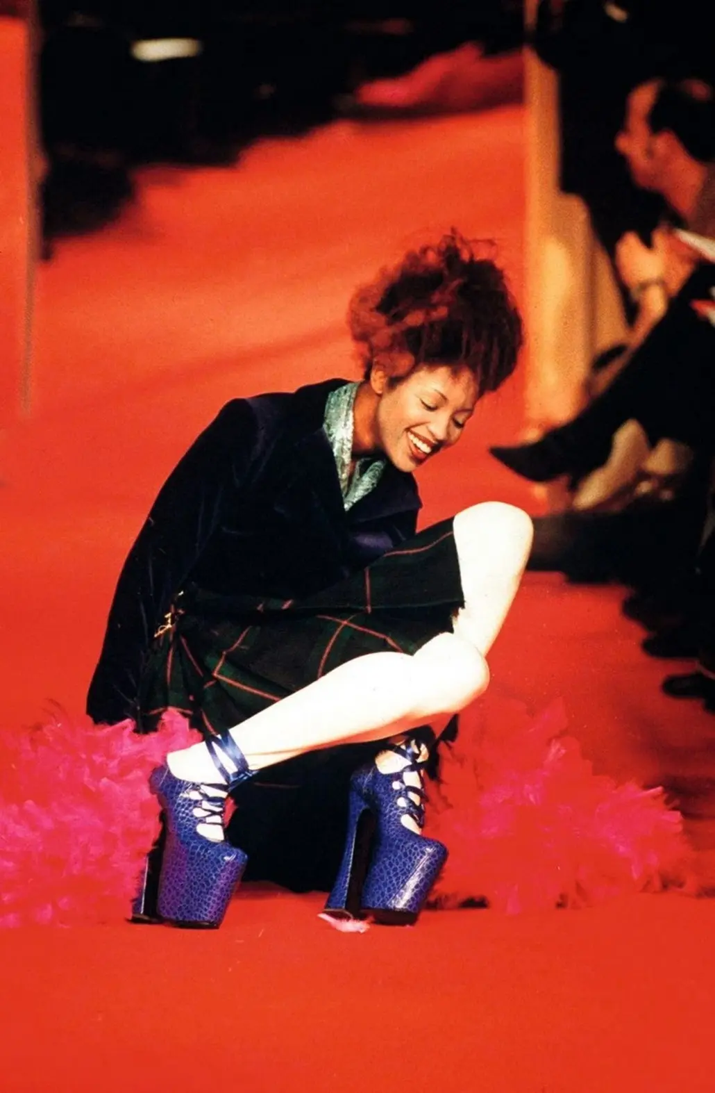 Naomi Campbell’s iconic fall at Vivienne Westwood Fall/Winter 1993 Naomi Campbell’s iconic fall at Vivienne Westwood Fall/Winter 1993