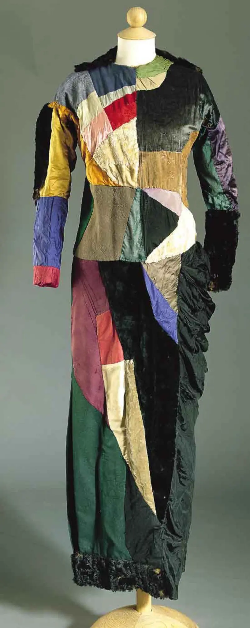 Sonia Delaunay, Robe simultanée, 1913. Patchwork of various textiles Sonia Delaunay, Robe simultanée, 1913. Patchwork of various textiles