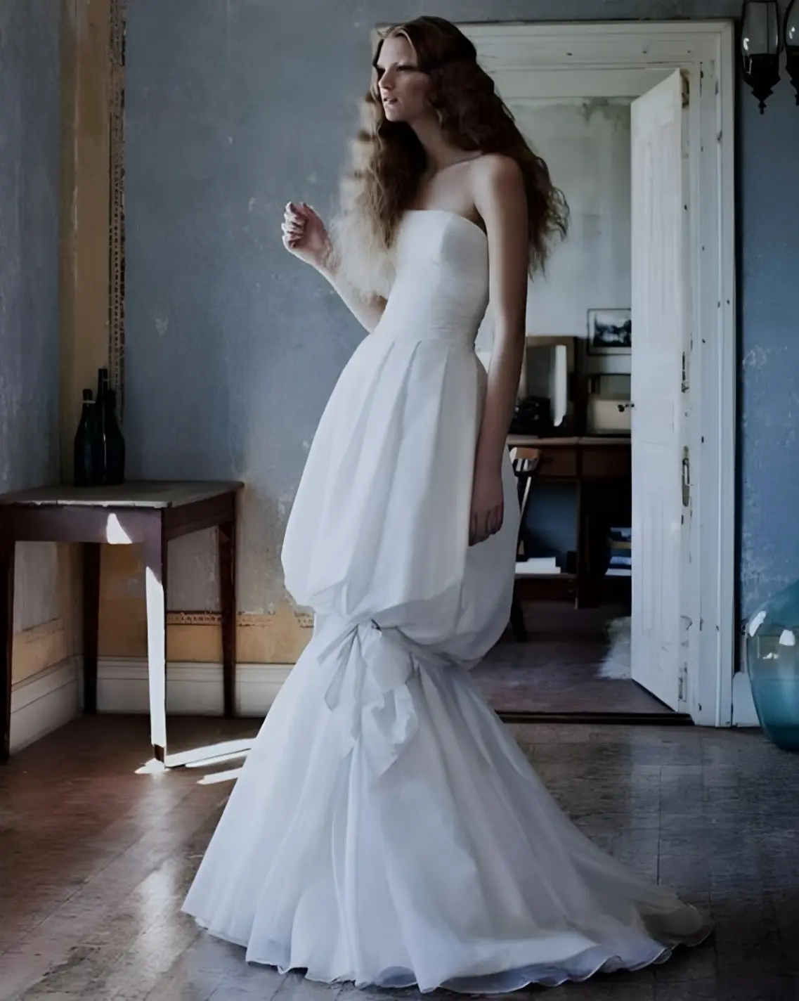 Hobble Silhouette: A Wobble, a Contessa’s Walk into History