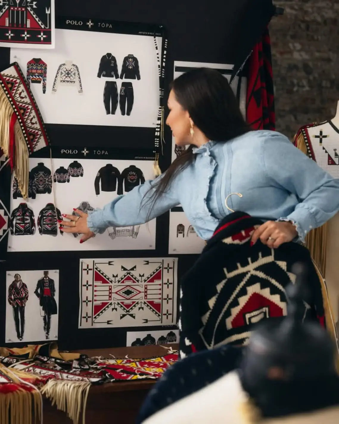 Tópa, meaning “four,” reflects red, black, yellow, white tones across the collection