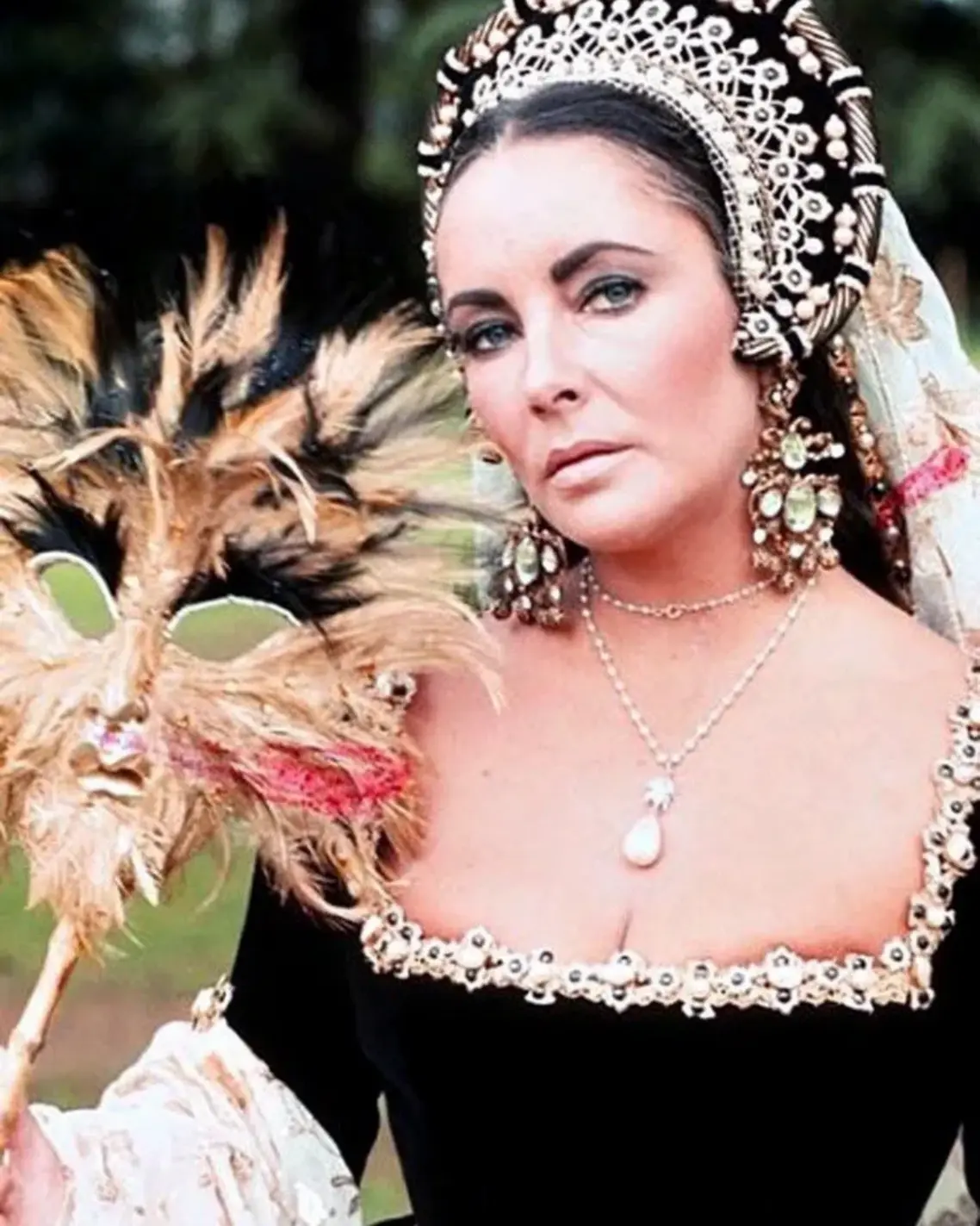 Elizabeth Taylor wearing the iconic "new" La Peregrina during her cameo in the 1969 film Anne of the Thousand Days La Peregrina worn by Elizabeth Taylor