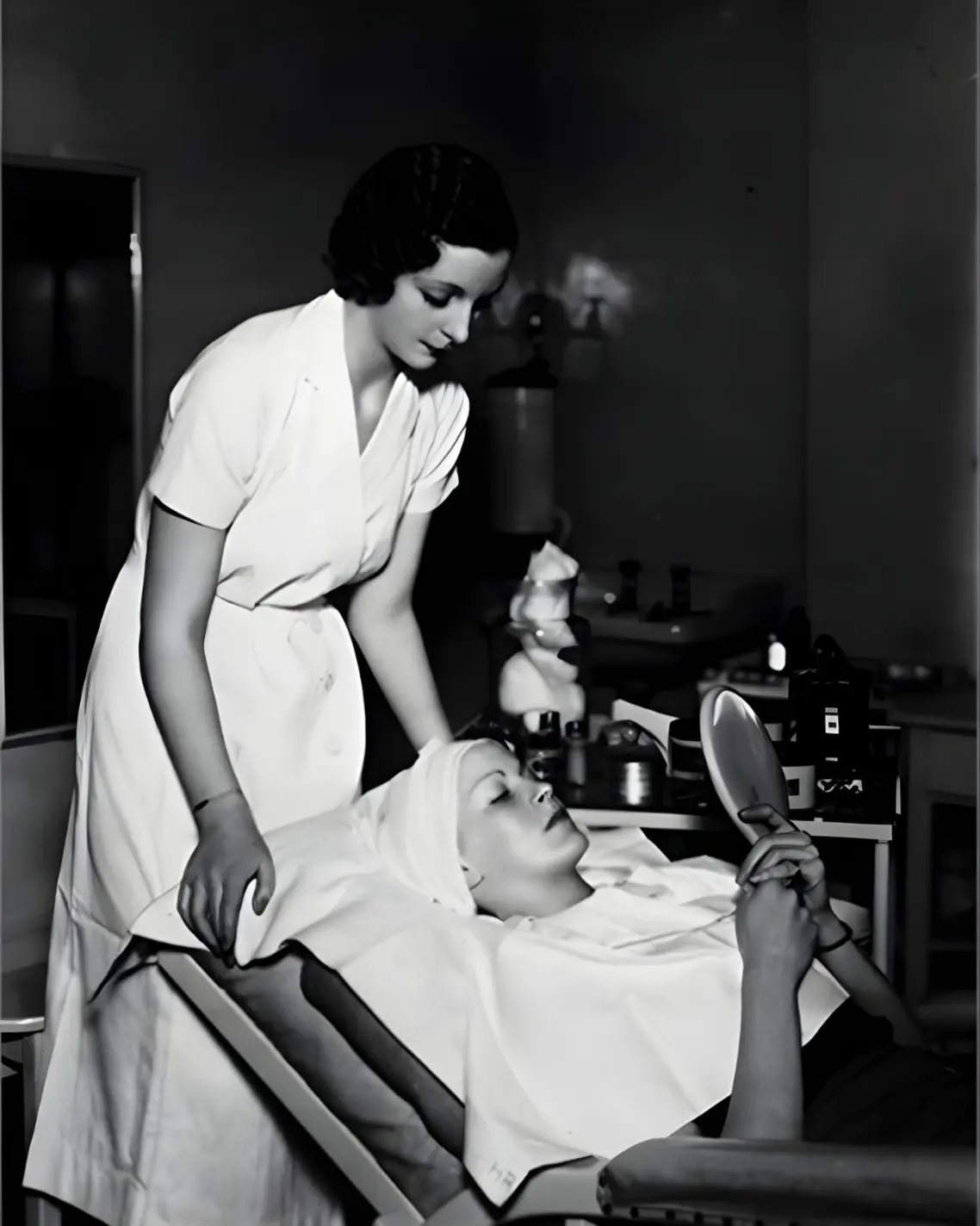 "There are no ugly women, only women who are too lazy to beautify themselves." Helena Rubinstein beauty salon: "There are no ugly women, only women who are too lazy to beautify themselves."