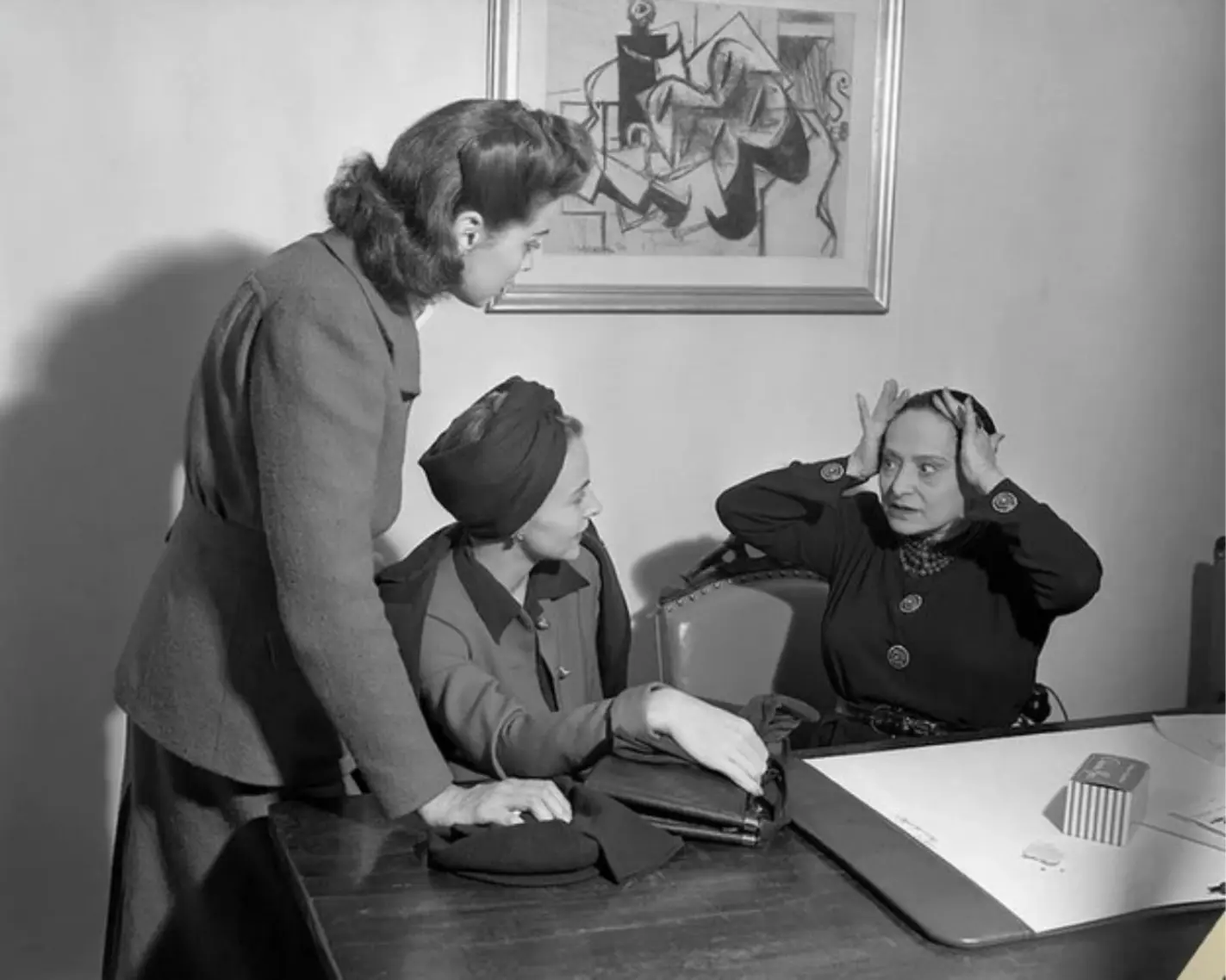 Helena Rubinstein is personally giving beauty advice Helena Rubinstein beauty salon: Giving beauty advice