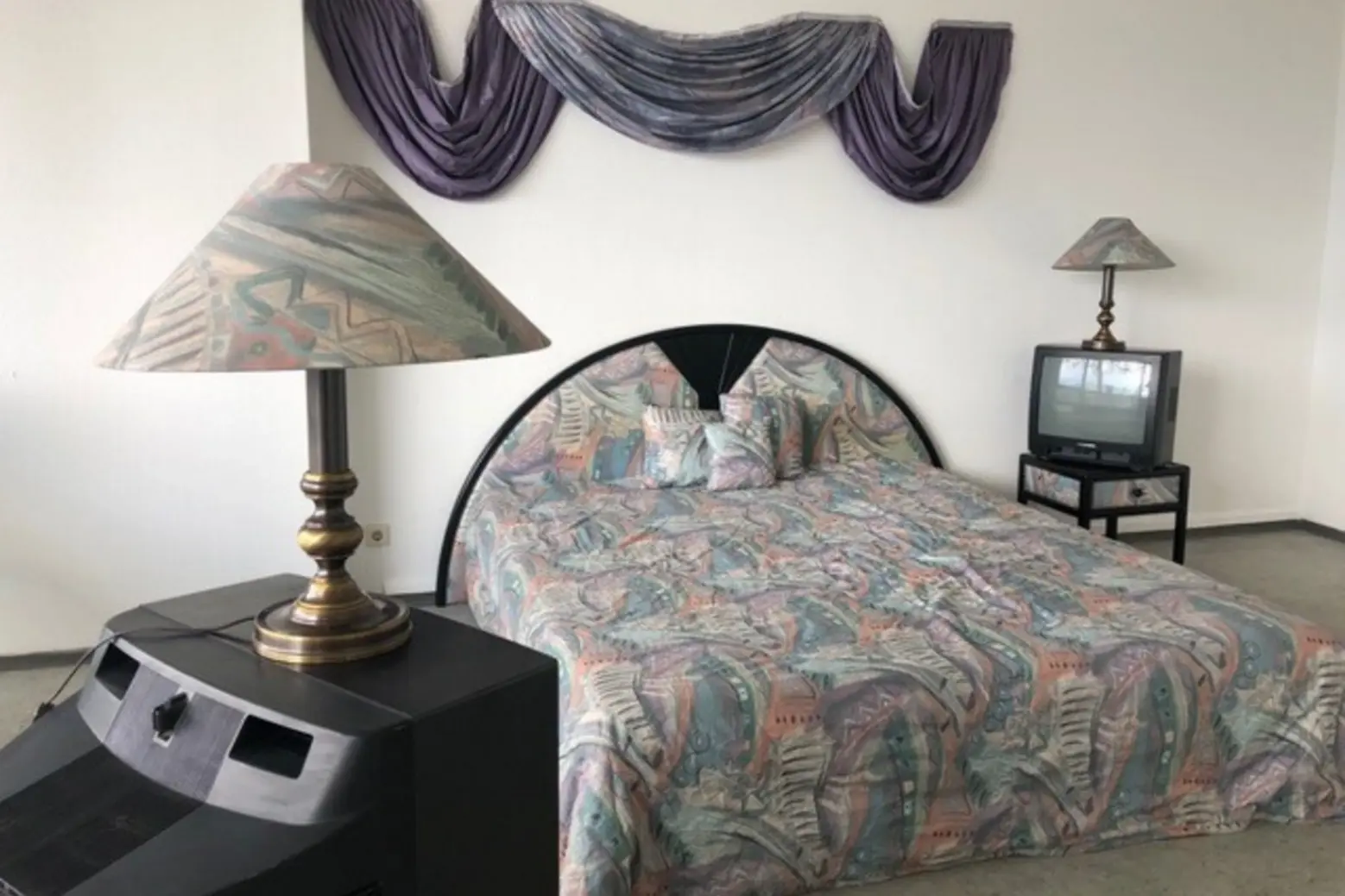 TRIANGULAR STORIES, 2018, mixed media installation, consisting of furniture and objects, two videos TERROR and AMNESIA Henrike Naumann Triangular Stories 1