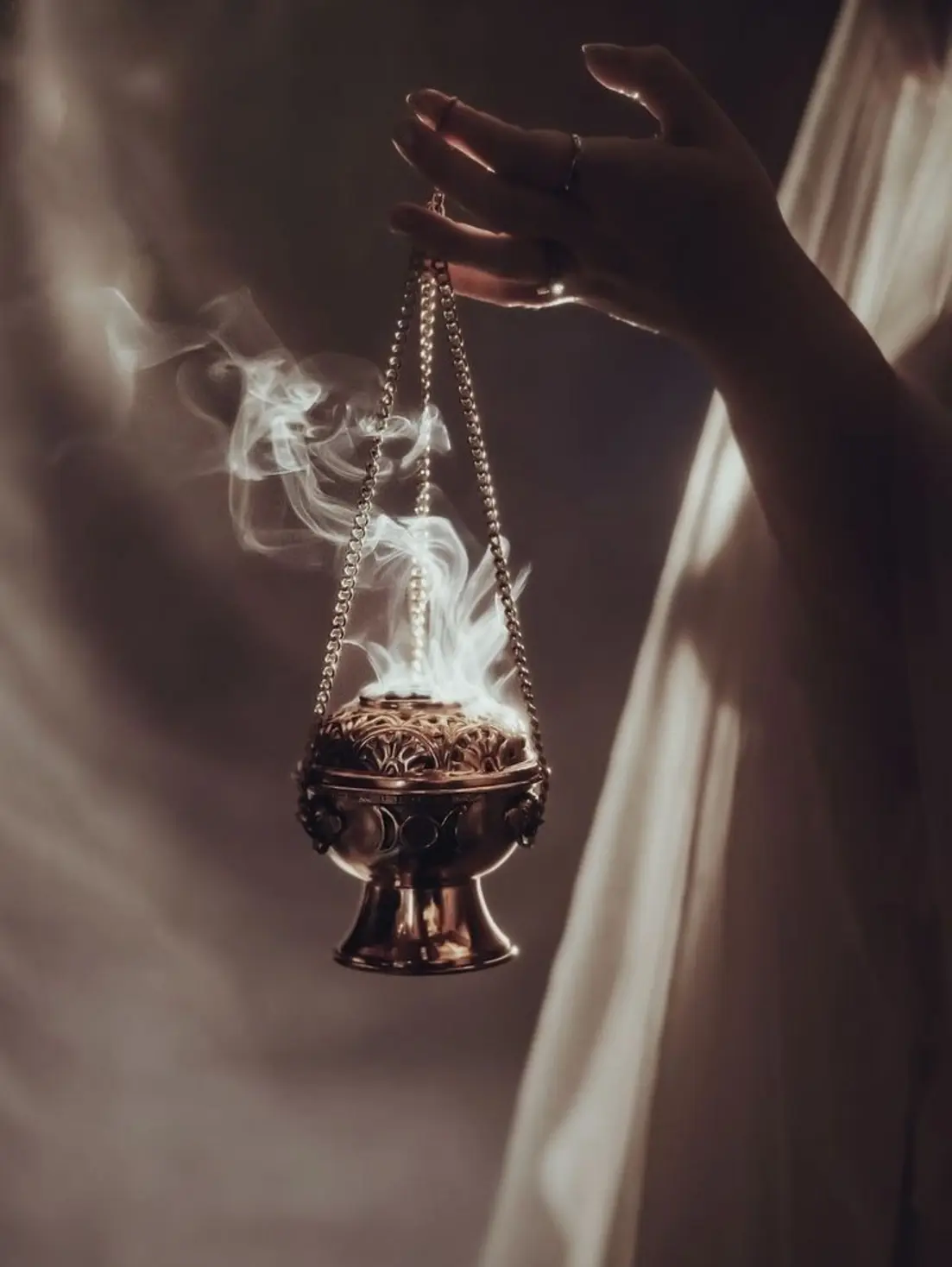 Inside the Bakhoor Ritual: The Women Who Walk Through Smoke