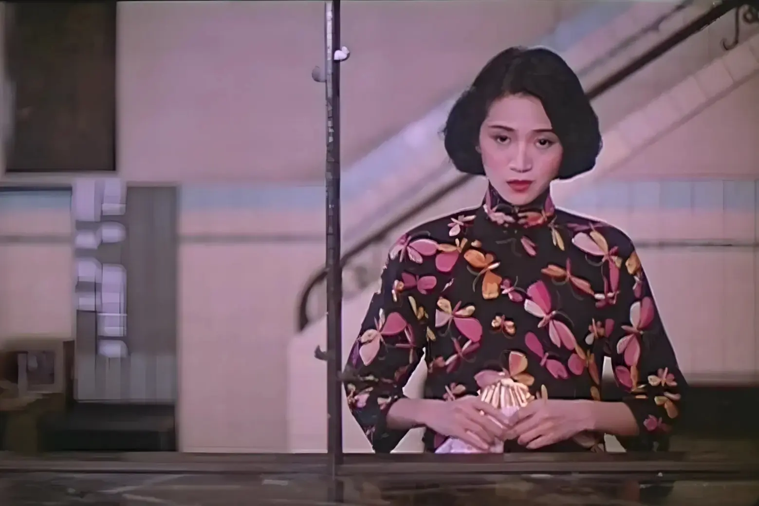 Aita MuiYim-fong wears a beautiful cheongsam in Rouge 1987 Qipao movie 4