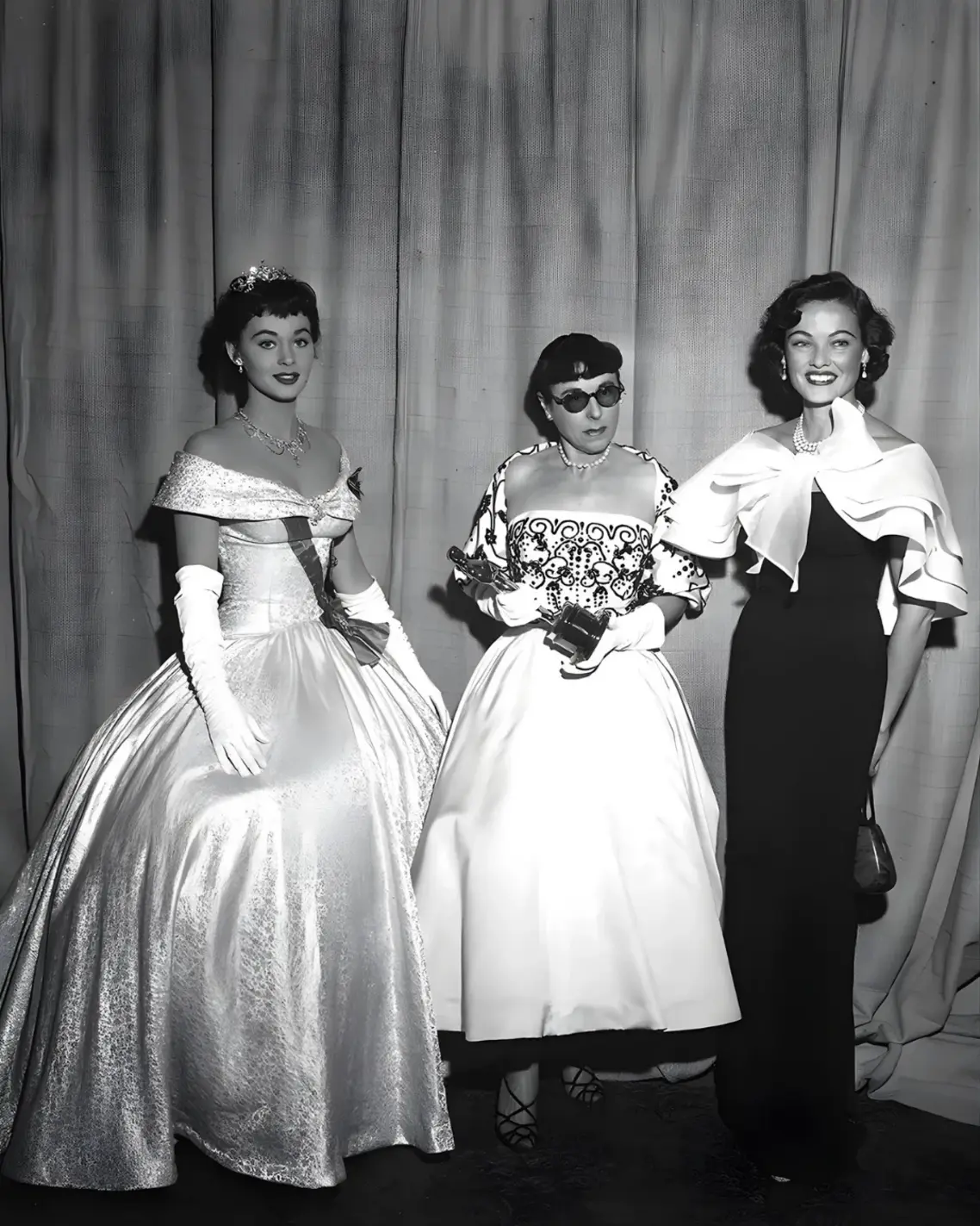 Edith Head and Gene Tierney at the Academy Awards 1954 Hollywood scarlet style 6