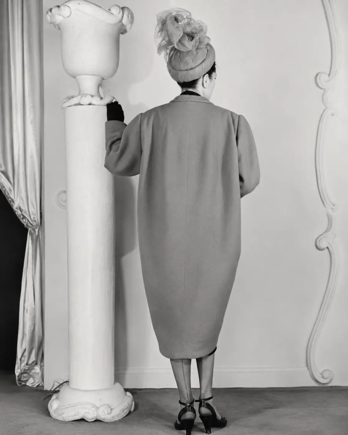 Balenciaga Tonneau line, 1947 barrel silhouette 3