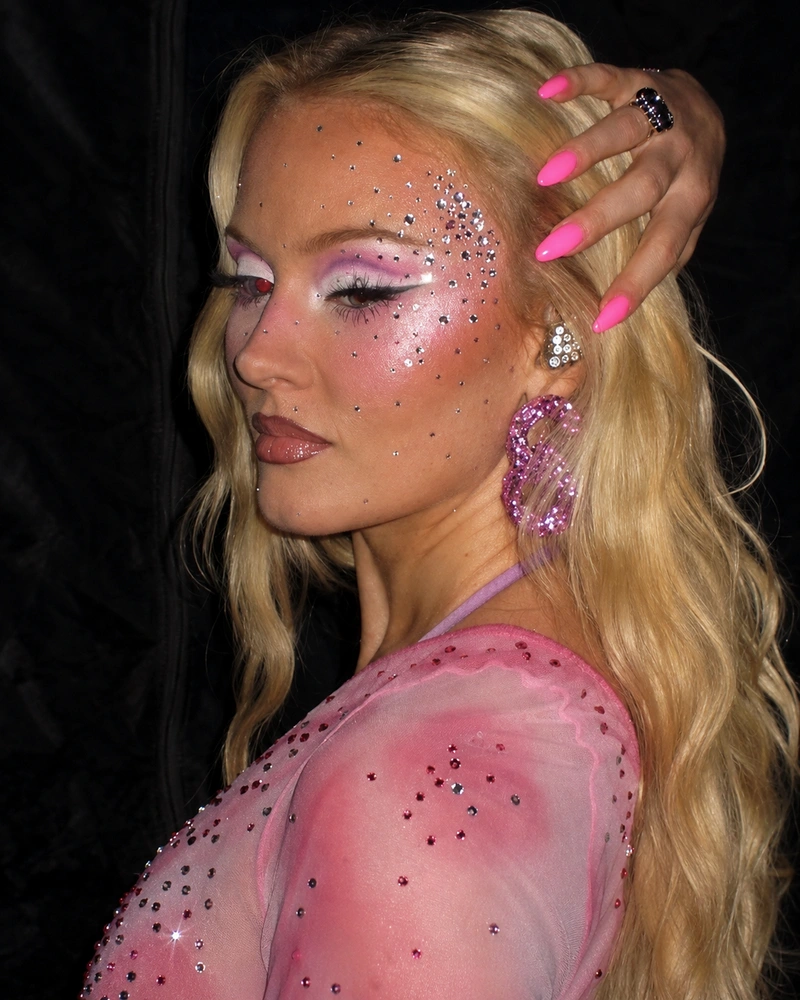 Zara Larsson Turns Technicolor Makeup Into A Full-Body Sugar Rush 3 Zara Larsson Turns Technicolor Makeup Into A Full-Body Sugar Rush 3