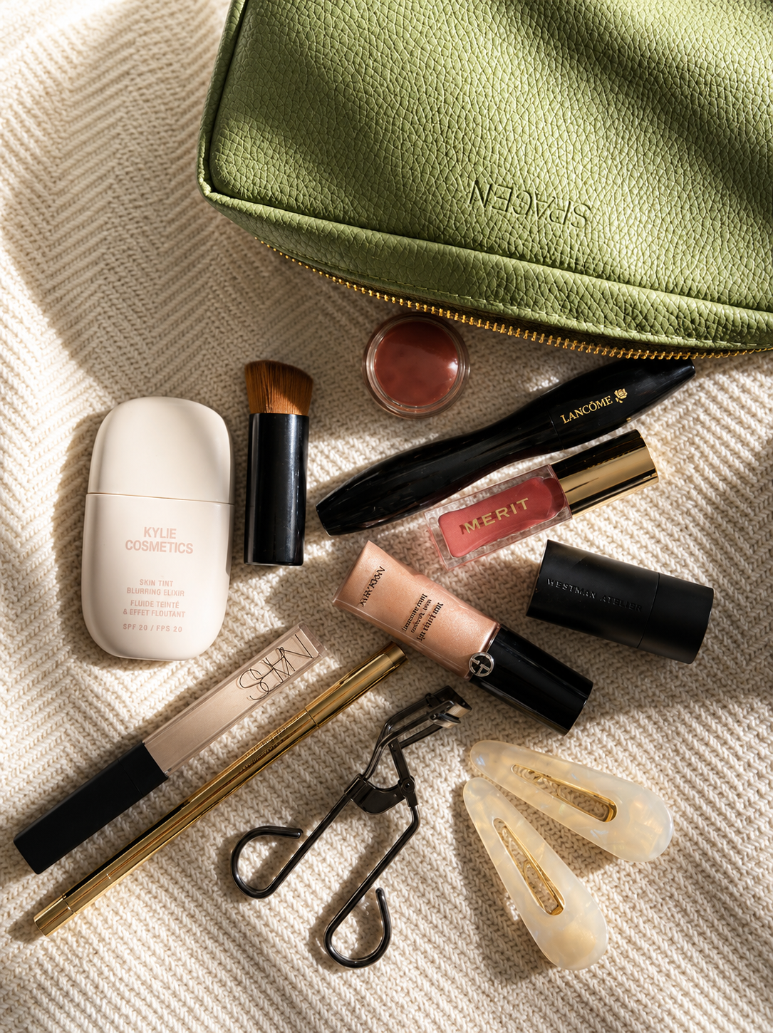 More versatility, less clutter Summer Beauty Kit