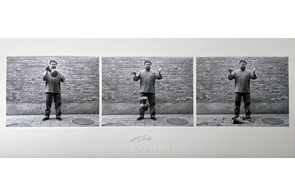 Dropping a Han Dynasty Urn Ai Weiwei