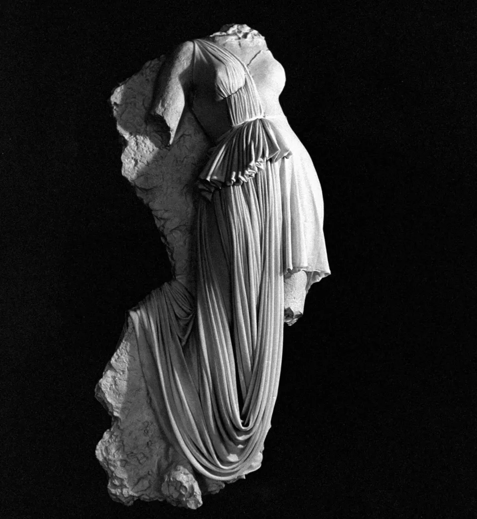 A plaster female form draped with silk jersey by Madame Grès for the 1939 New York World’s Fair Ancient Greek Style: The Fold That Summoned Goddesses