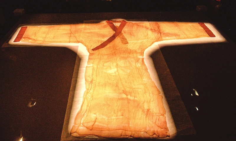 Eastern Han Dynasty plain unlined gauze gown (susha daniyi) is an ultra-thin, lightweight silk garment weighing a mere 48 to 49 grams. Excavated in 1972 from Mawangdui Tomb No. 1 in Changsha, Hunan Chiffon Fabric: Inside Its Weightless World 14