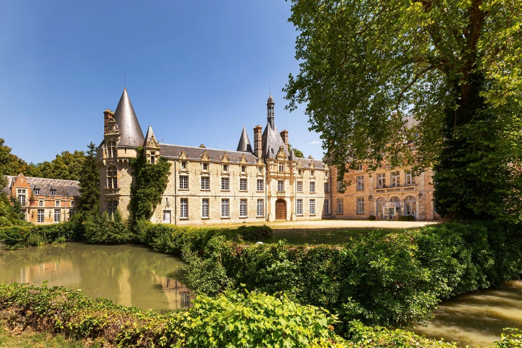 Castle Auneau is listed on Sotheby's for $25.544.200 (56 rooms, 5000m², covers 60ha of land area) castle luxury lifestyle
