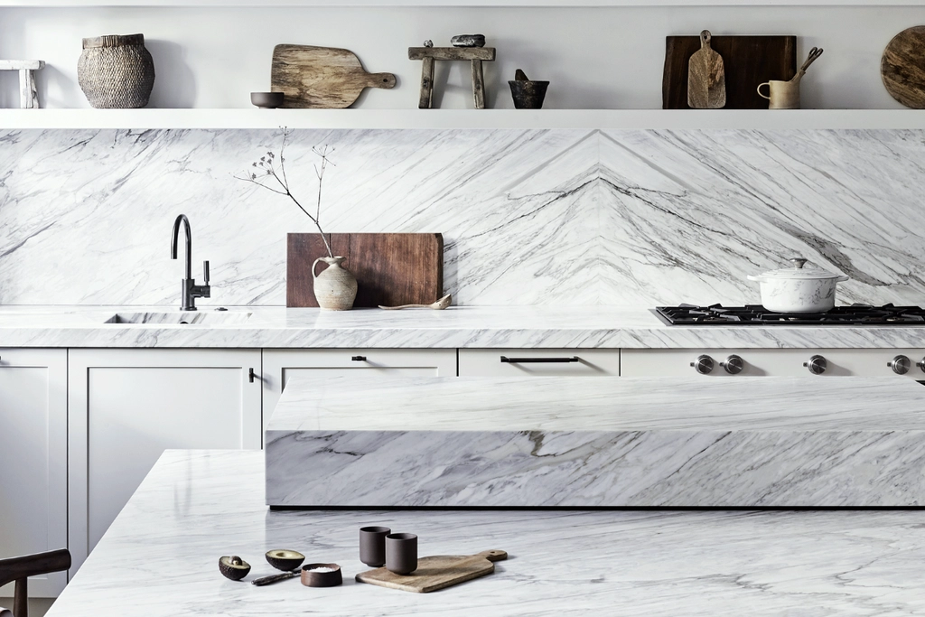 Bookmatching, the marble installation technique where two adjacent slabs are mirrored side-by-side, creating a symmetrical pattern similar to the pages of an open book Ceramic tiles kitchen design