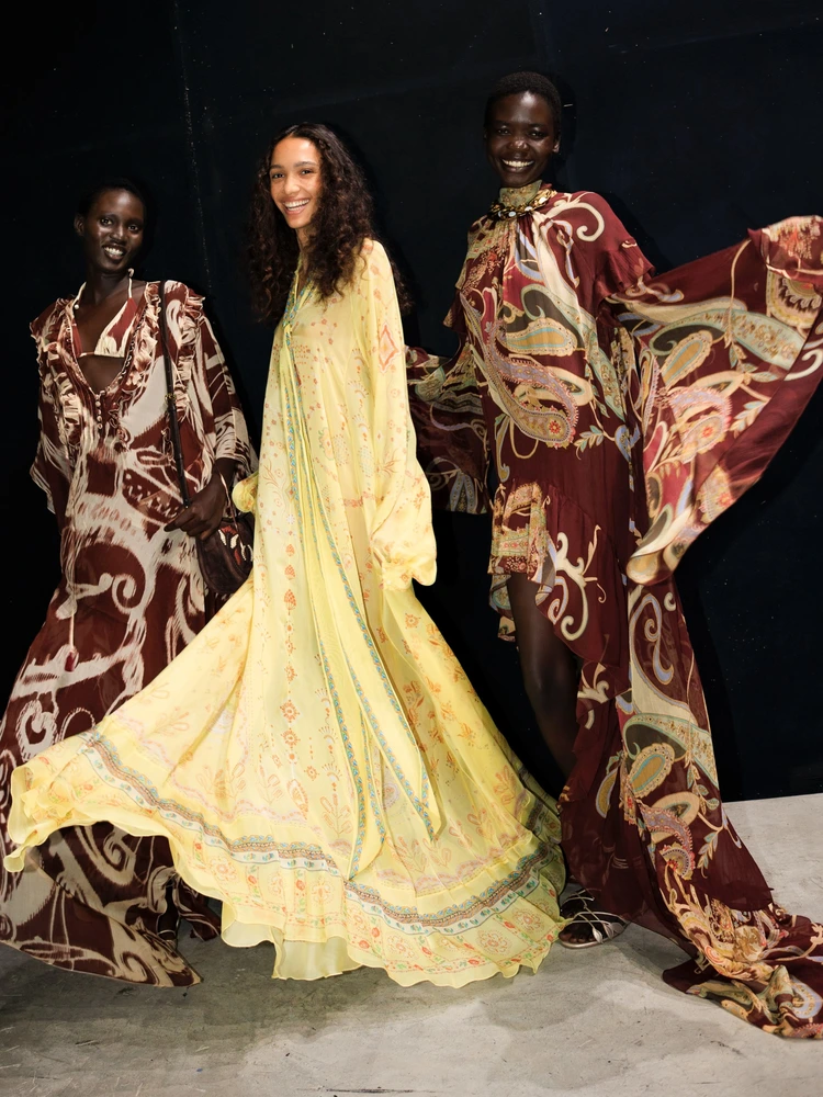 Etro SS27: Halo Lets Paisley Drift Into the Light