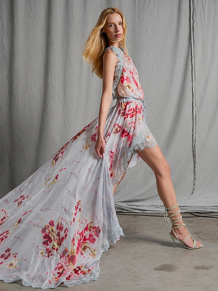 Genny SS27: The Queen Trades the Palace for the Desert