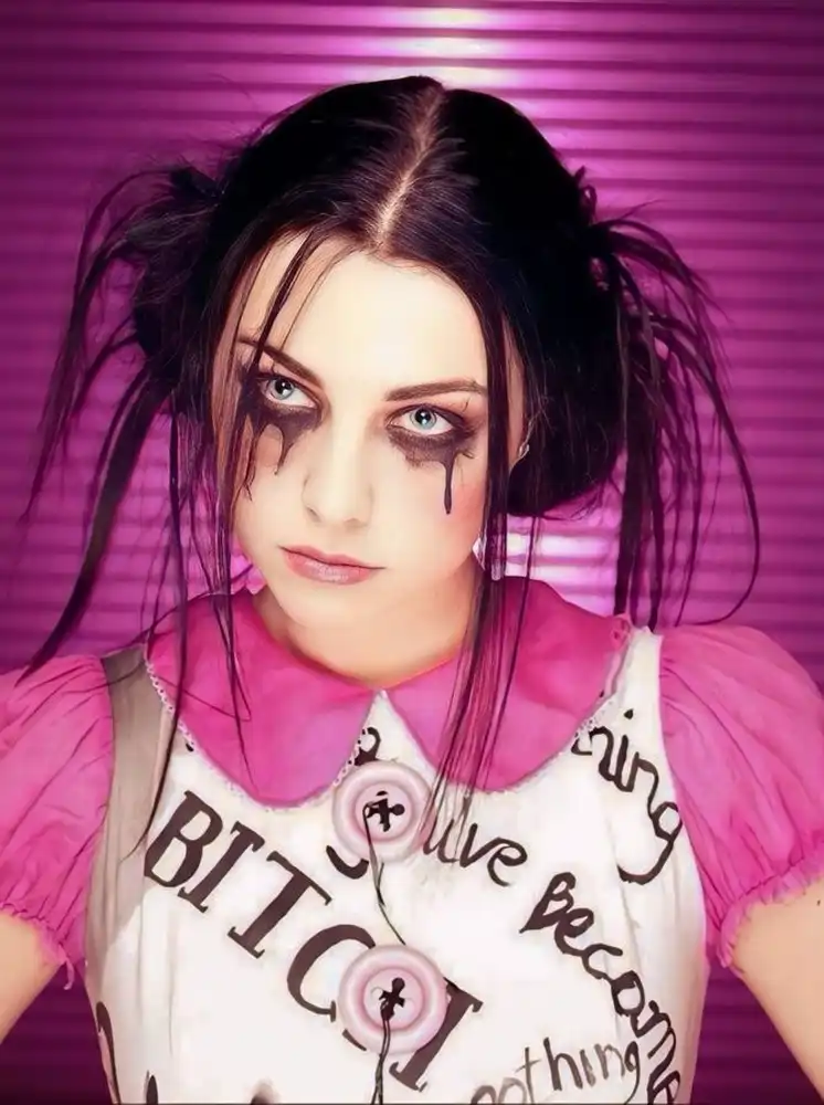 Y2K Goth Makeup: Darkness Goes Digital