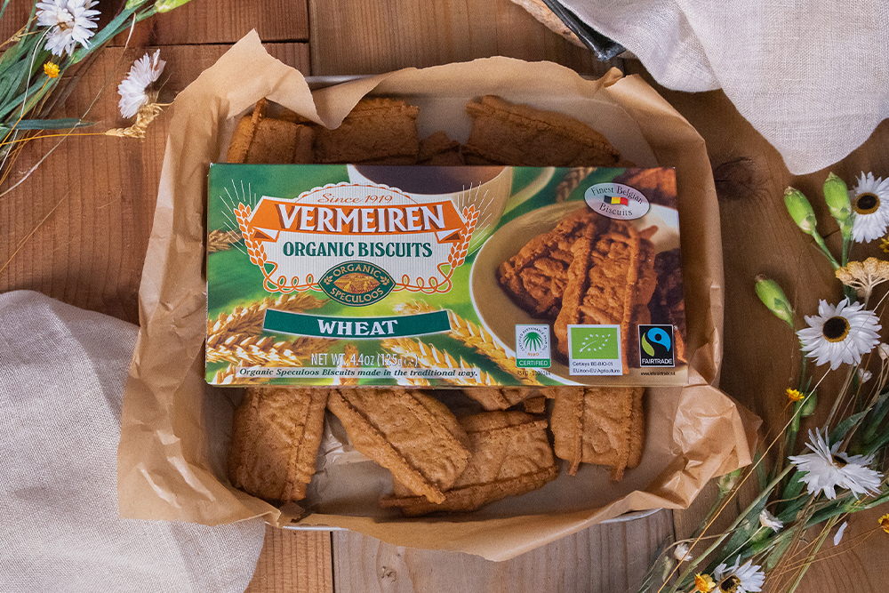 Vermeiren Biologische Speculoos in een bakvorm bekleed met bakpapier, met de doos van deze speculoos erop geplaatst