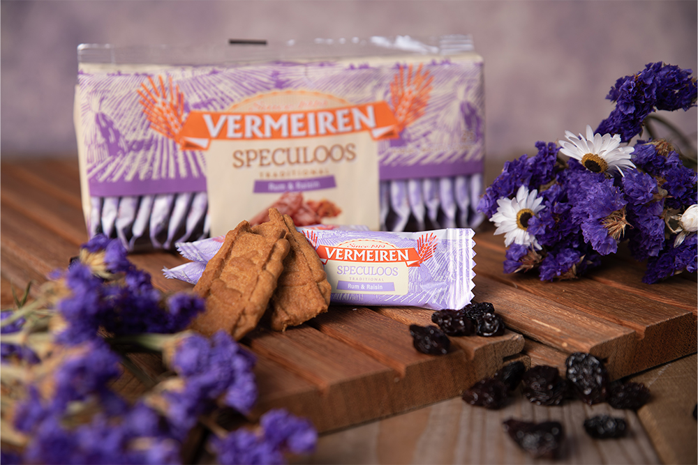  Vermeiren Rum Rozijnspeculoos met verpakking op tafel met paarse achtergrond