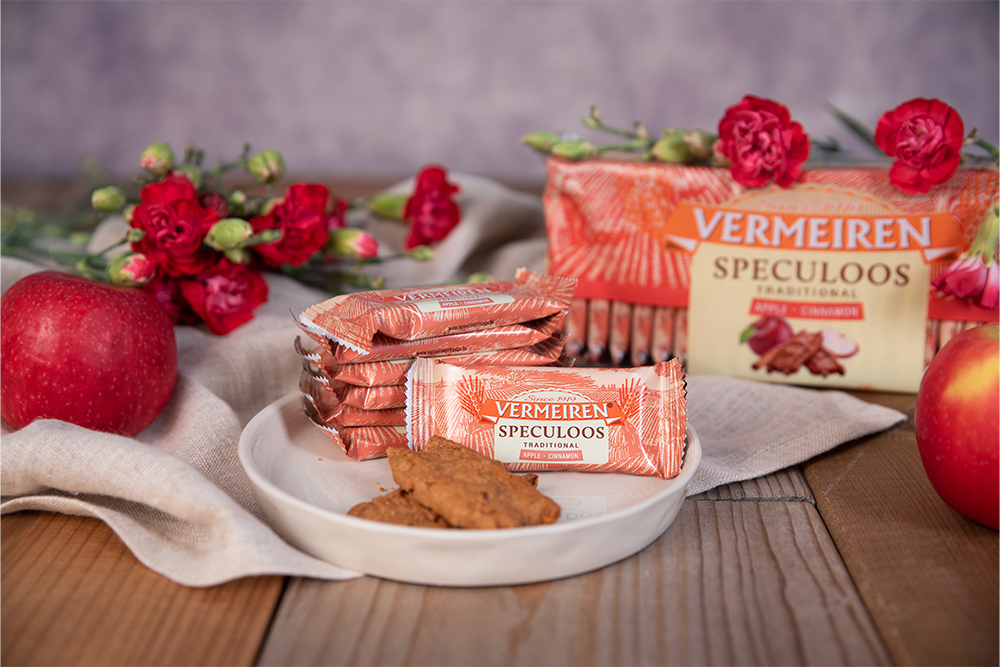 Vermeiren Appel Kaneelspeculoos in  kom met verpakking en rozen op tafel