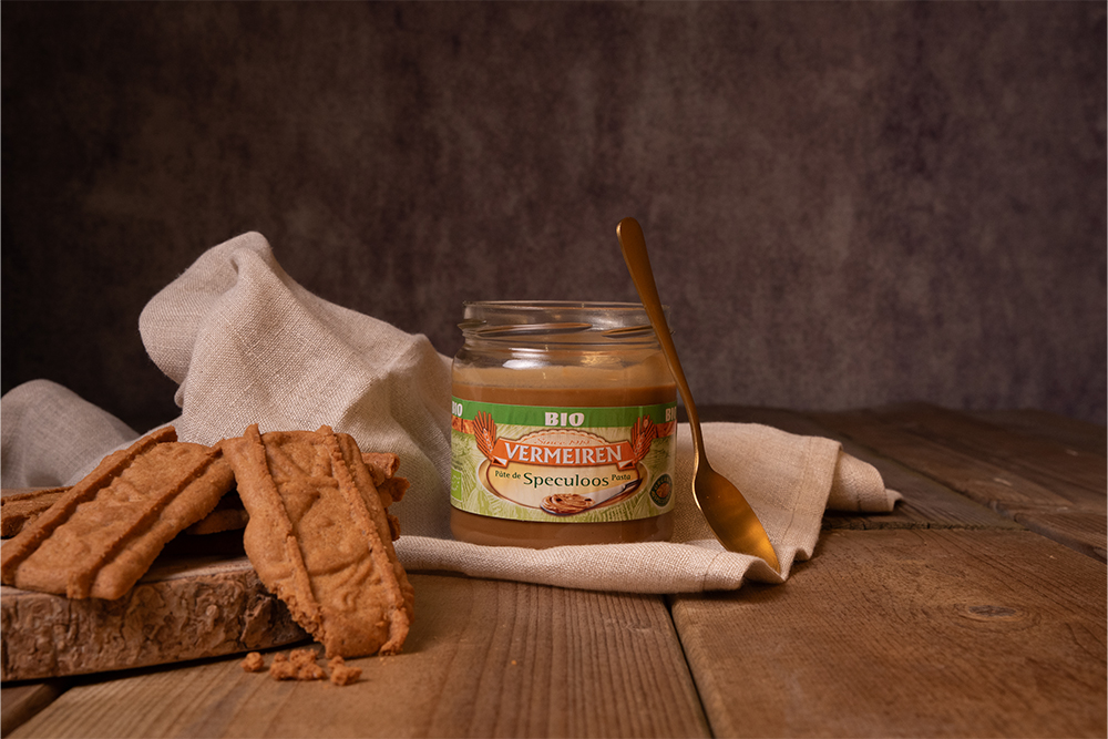 Vermeiren Biologische Speculoospasta met lepel en speculoos ernaast