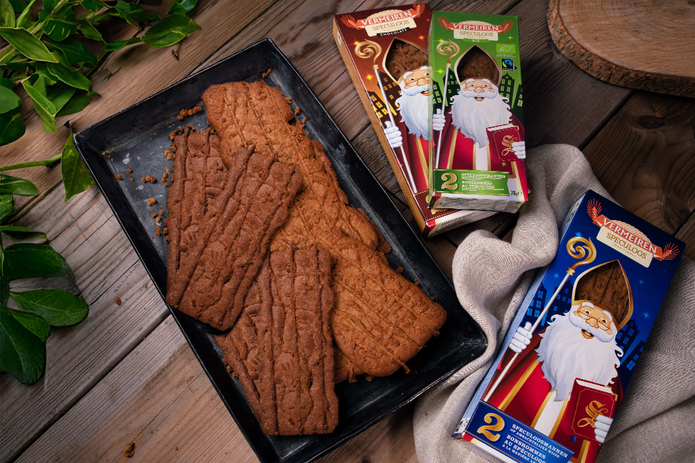 Losse Vermeiren Sinterklaas Speculoos in  een schaal, met de geschenkverpakkingen ernaast.