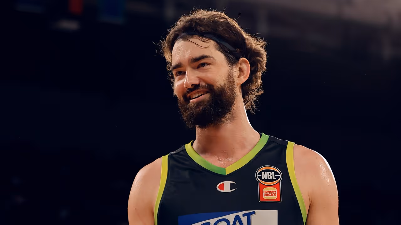 Hunter Commits to Phoenix for Three Seasons