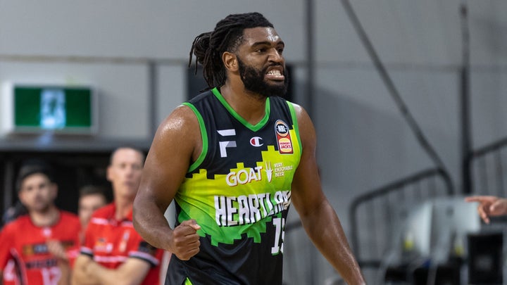 Alan Williams re-signs with Phoenix
