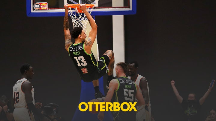 Deafening Crowd Lifts Phoenix