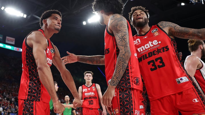 Sharpshooting 'Cats down Hawks in Jesse's milestone