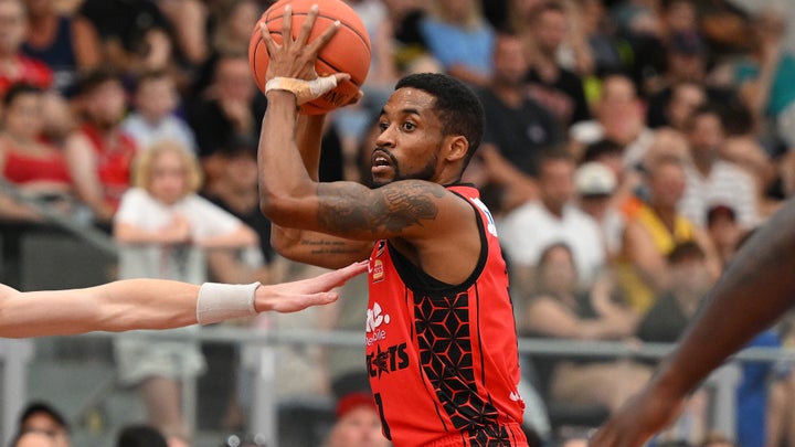 Cotton's final-quarter Blitz sinks Breakers