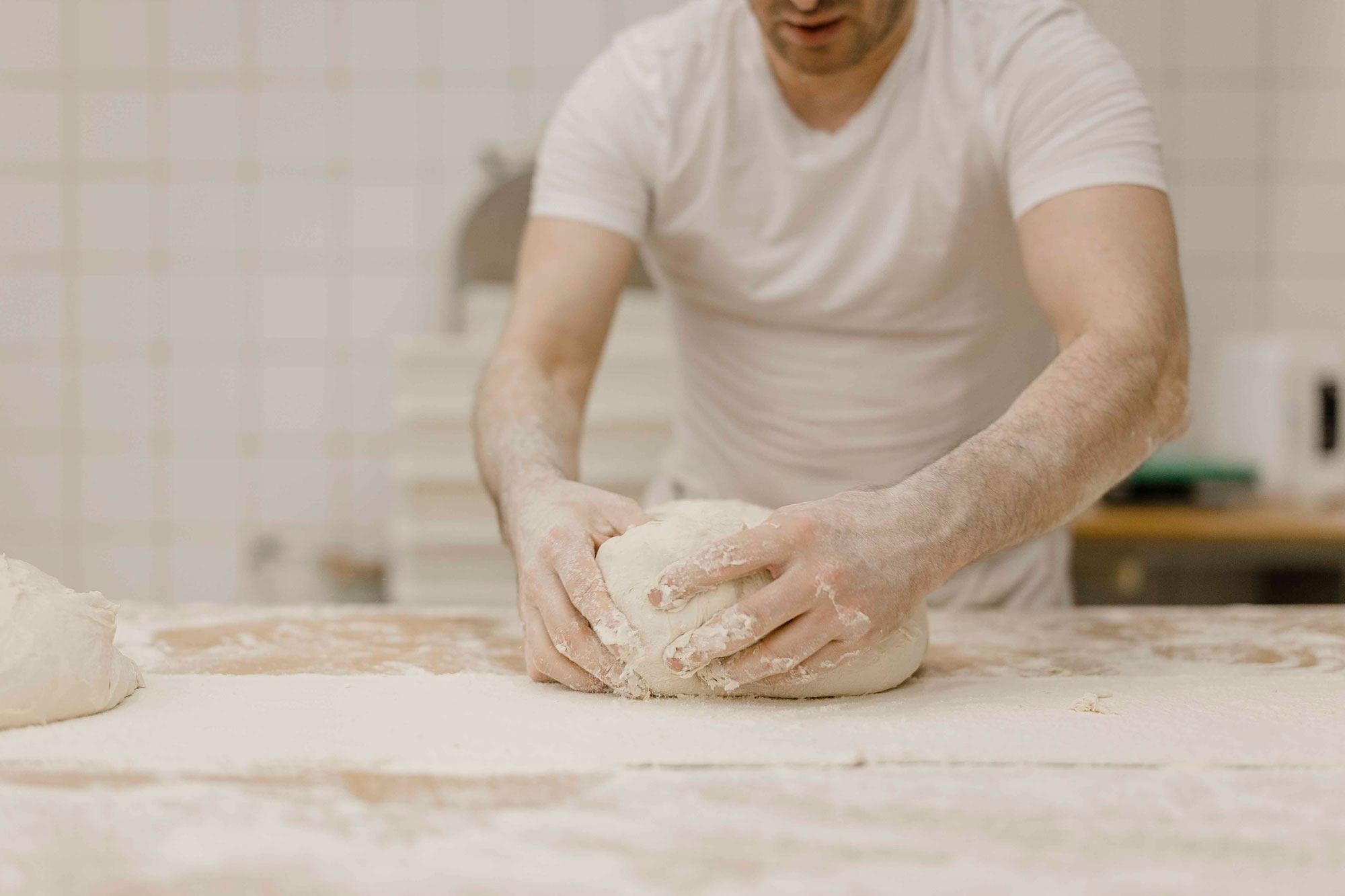 Bäcker bei der Herstellung von Südtiroler Brot in der Franziskaner Bäckerei