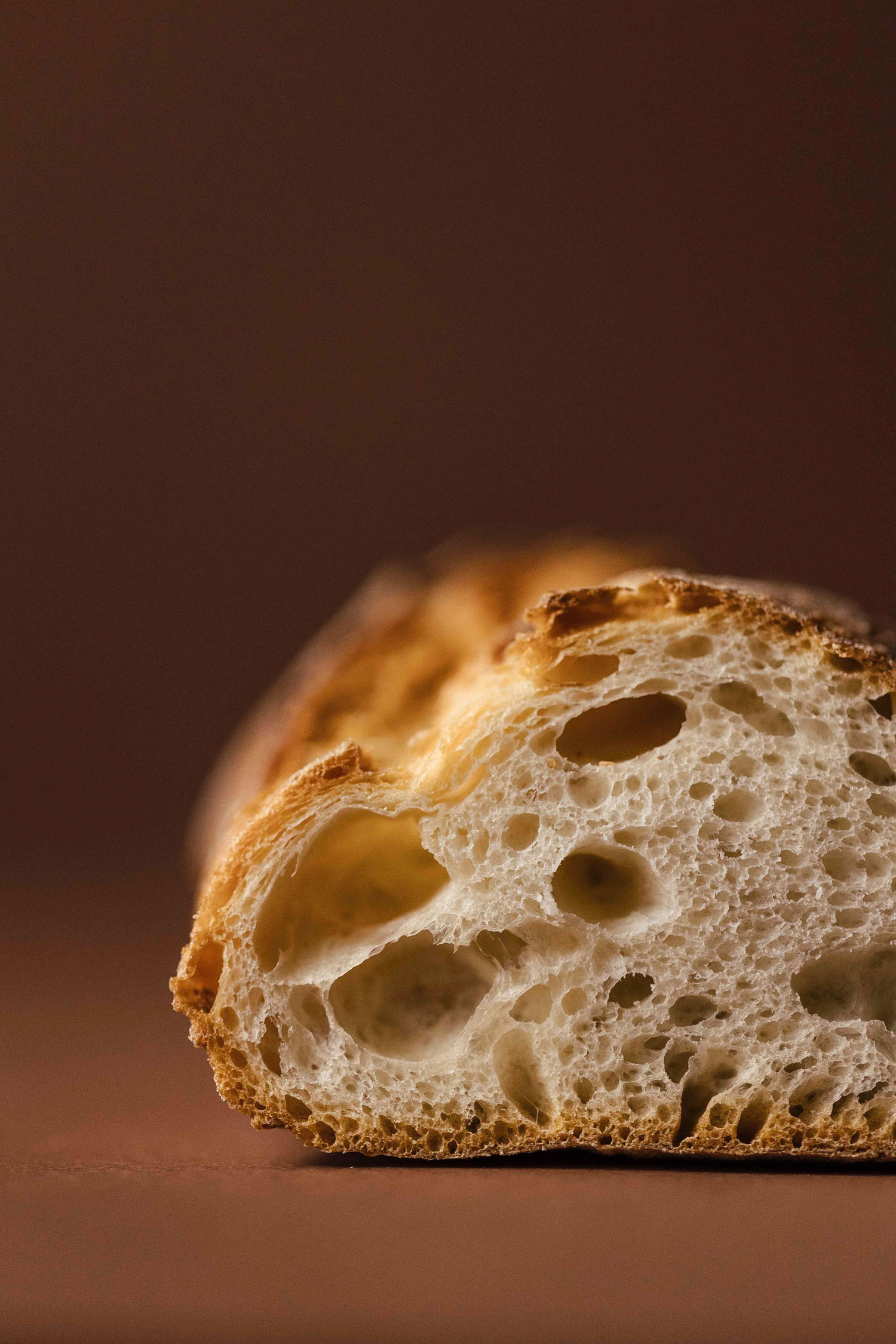 Auswahl an handwerklich gebackenem Brot und Spezialitäten