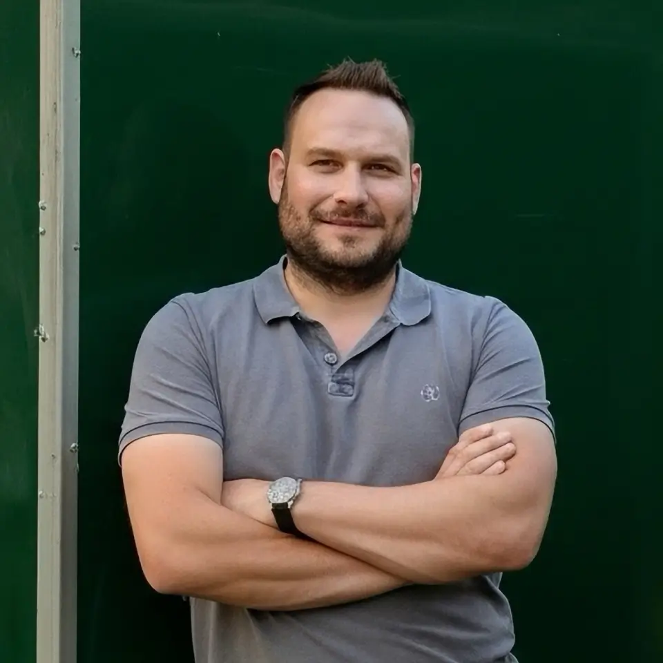 Matthias Trensinger von Rental Heat vor seiner mobilen Pelletheizung