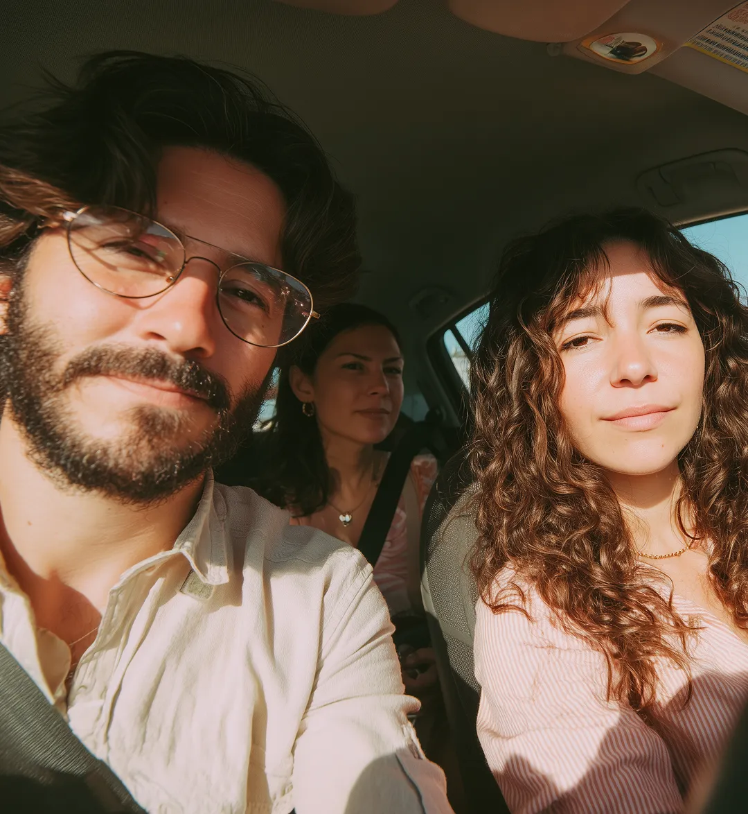 Imagen "selfie" de tres personas en un auto