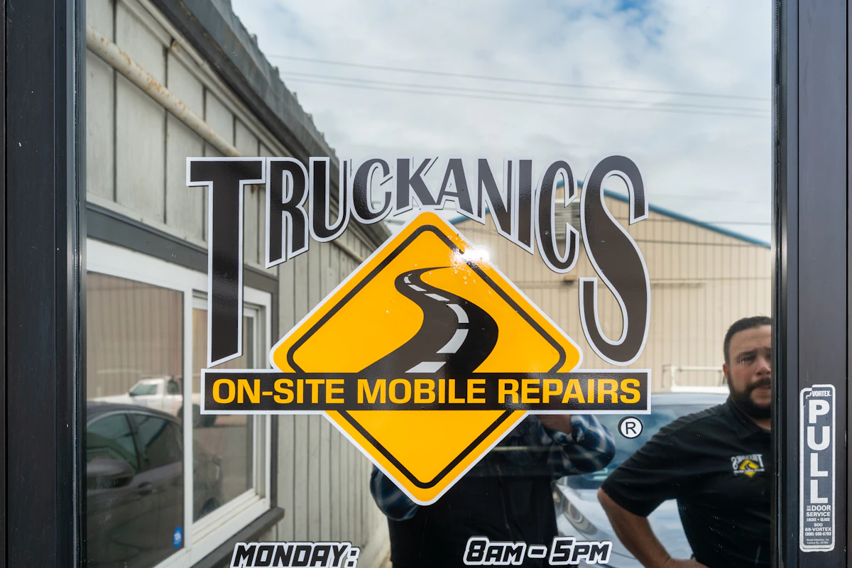 Truckanics logo