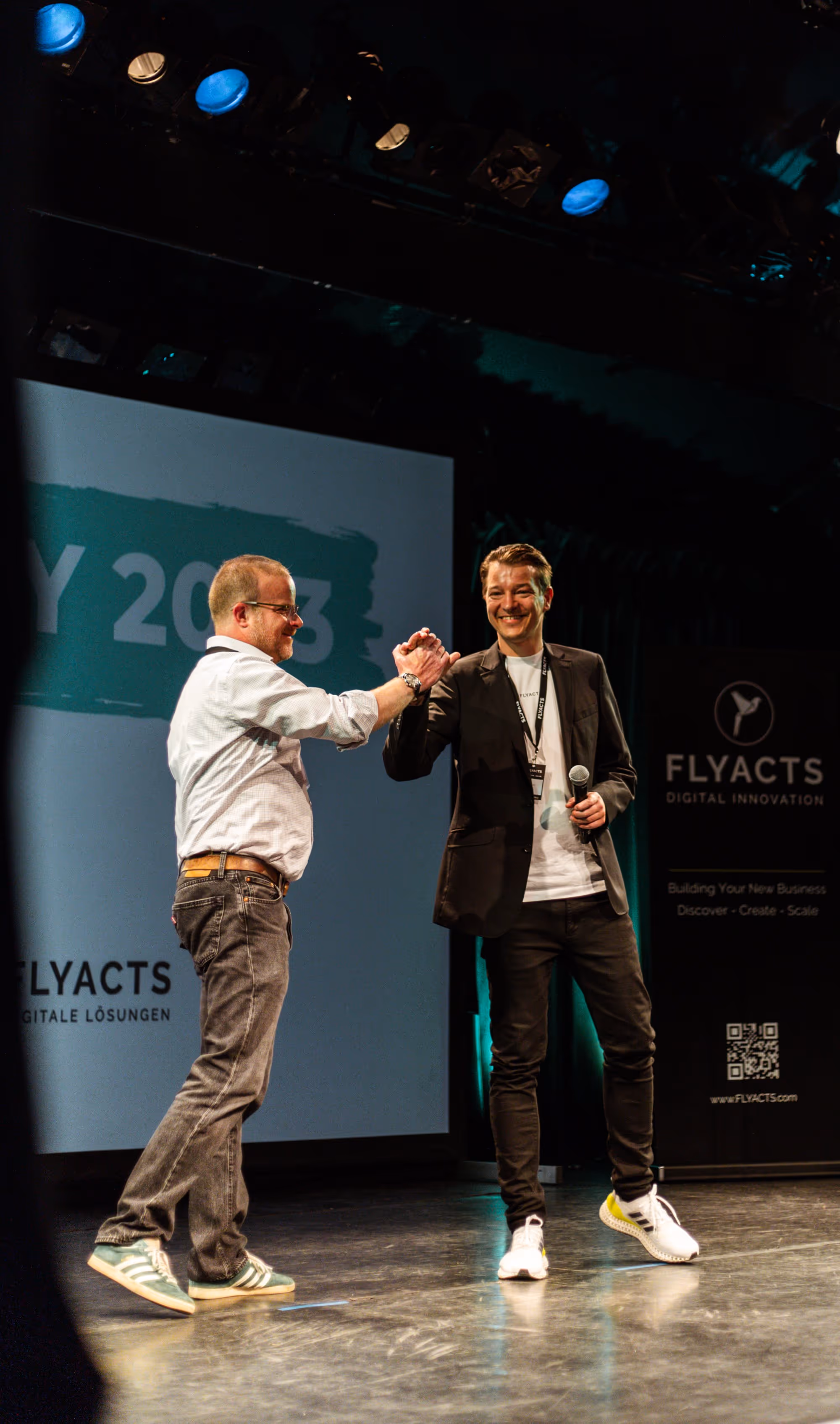 Marcus Funk und Partner auf Bühne – FLYACTS Venture Studio – Co‑Creation & Mitinvestor