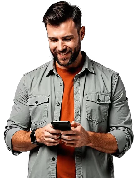 Gestor financeiro usando o app Payfy no celular para controle de despesas corporativas
