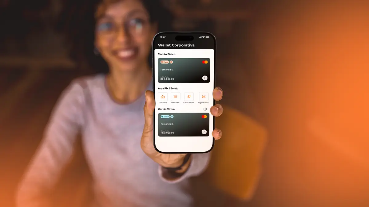 Colaboradora mostrando a wallet corporativa no app da payfy