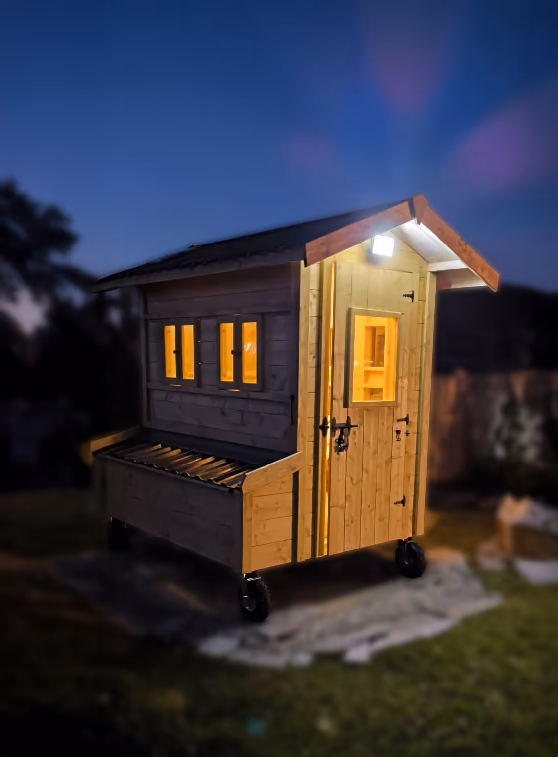 Ein Hühnerstall im Garten der Hennhaus Besitzer.