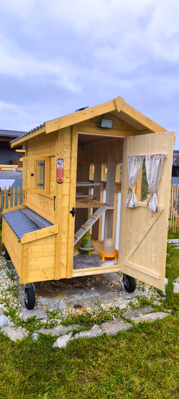 Ein Hühnerstall im Garten der Hennhaus Besitzer.