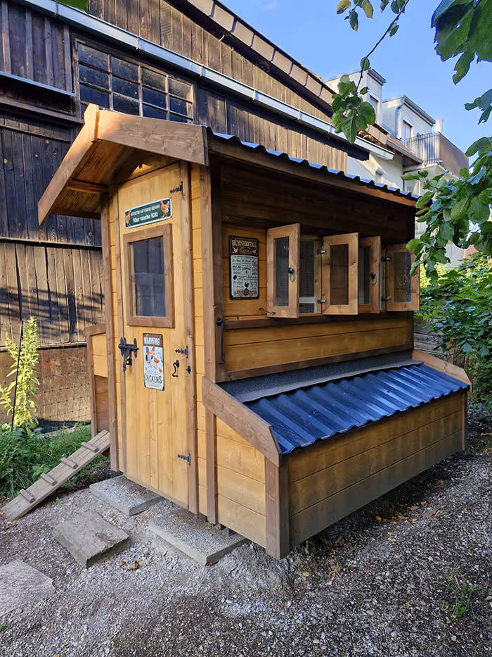 Ein Hühnerstall im Garten der Hennhaus Besitzer.