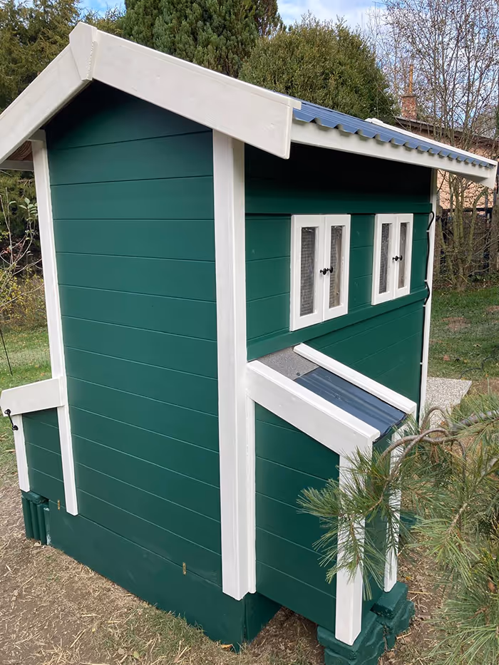 Ein Hühnerstall im Garten der Hennhaus Besitzer.