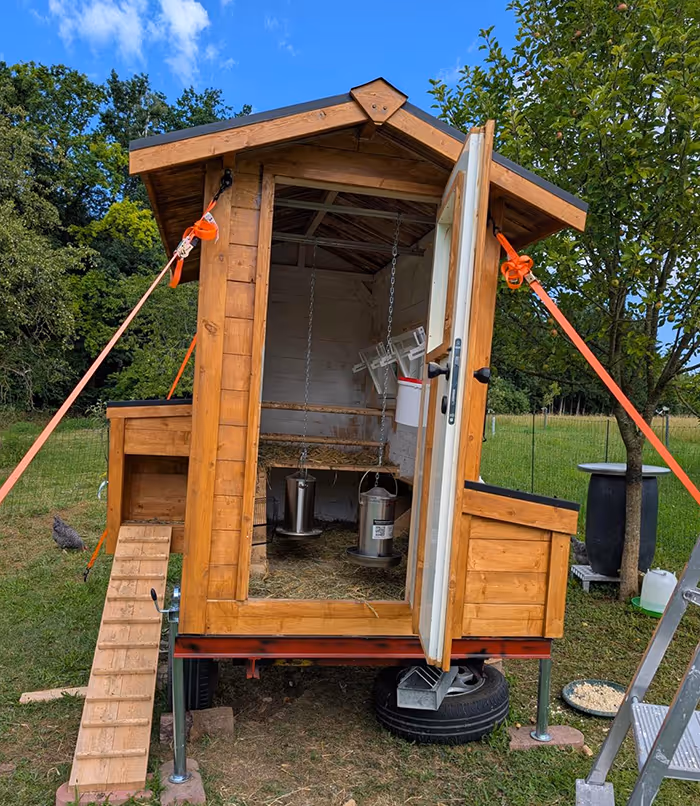 Ein Hühnerstall im Garten der Hennhaus Besitzer.